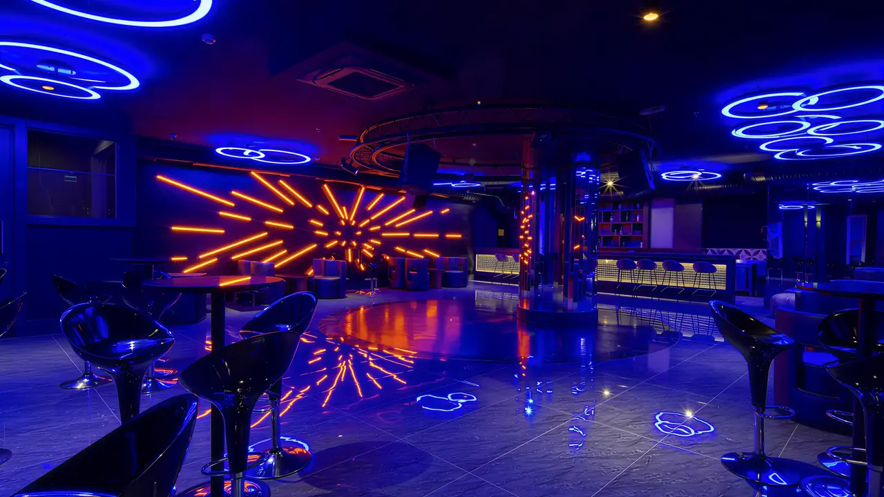 Nowoczesna sala rozrywki w Diamond De Luxe z neonami