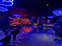 Nowoczesna sala rozrywki w Diamond De Luxe z neonami