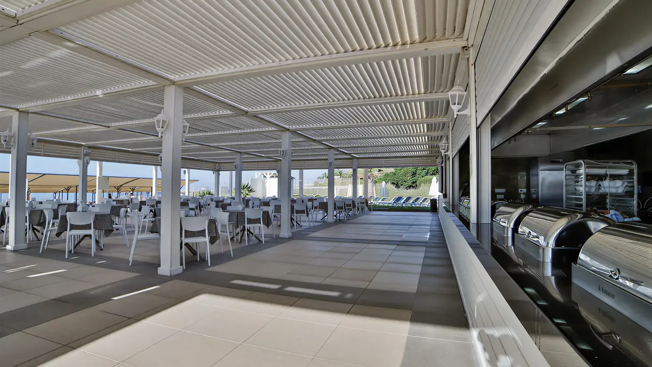 Restauracja w hotelu Diamond De Luxe z ustawionymi stolikami