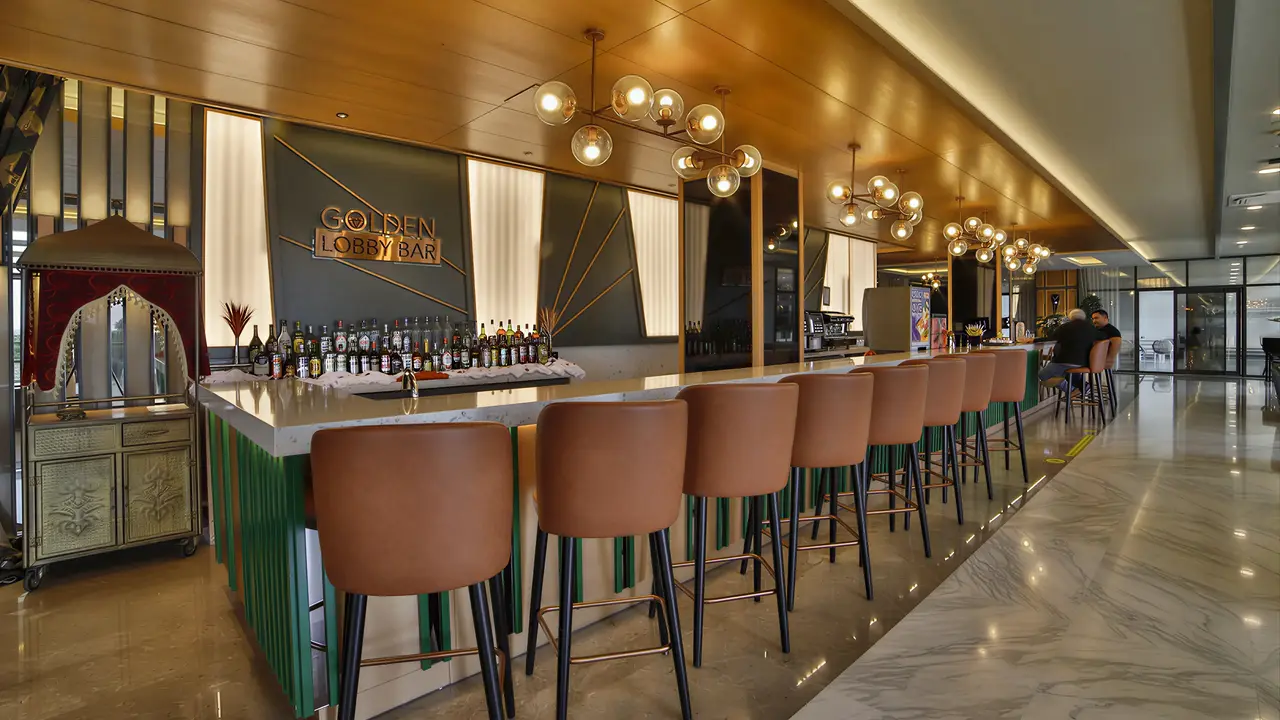 Elegancki bar w Diamond De Luxe z wysokimi hokerami