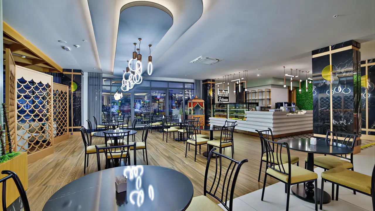 Restauracja w hotelu Diamond De Luxe z eleganckimi stolikami