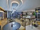 Restauracja w hotelu Diamond De Luxe z eleganckimi stolikami