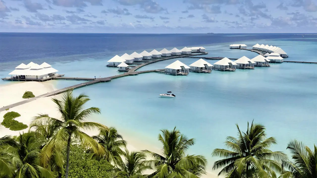 Widok na kompleks Diamonds Athuruga Beach & Water Villas nad turkusową wodą