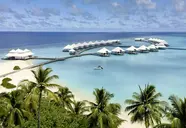 Widok na kompleks Diamonds Athuruga Beach & Water Villas nad turkusową wodą