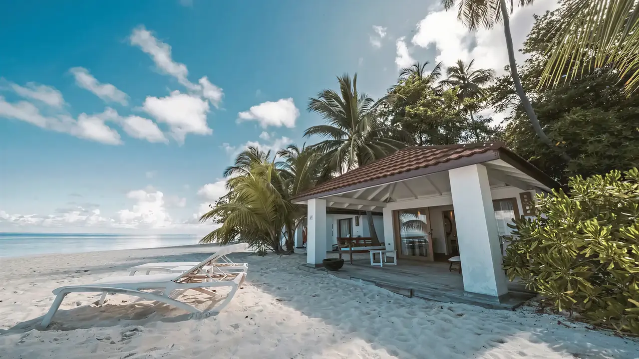 Biała plaża i pawilon w Diamonds Athuruga Beach & Water Villas