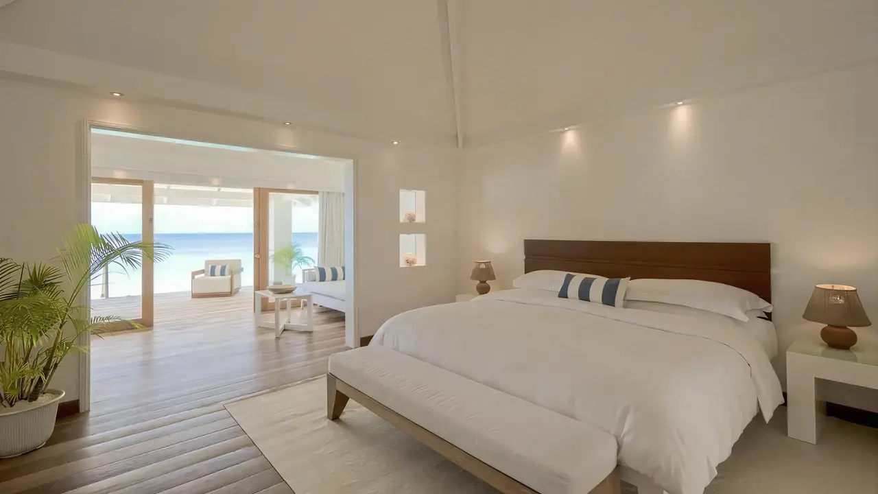 Jasna sypialnia z widokiem w Diamonds Athuruga Beach & Water Villas