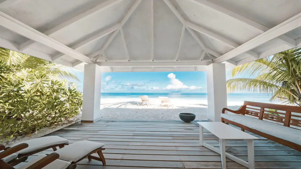 Pawilon na plaży w Diamonds Athuruga Beach & Water Villas z widokiem