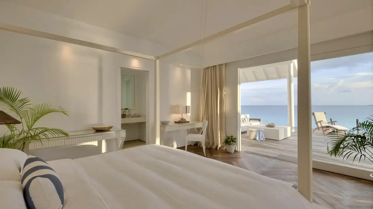 Jasna sypialnia z widokiem w Diamonds Athuruga Beach & Water Villas