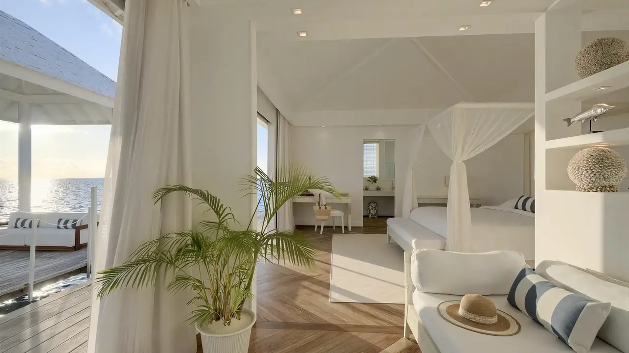 Nowoczesna jasna sypialnia w Diamonds Athuruga Beach & Water Villas z tarasem