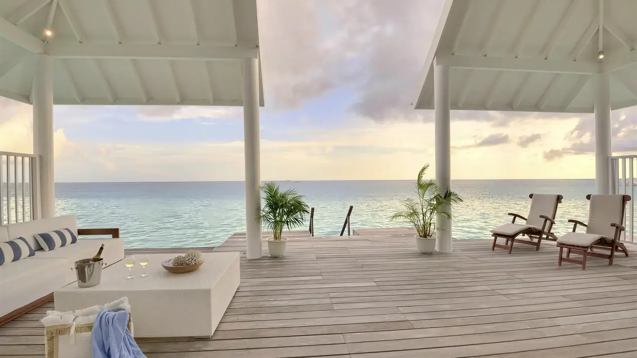 Taras nad morzem w Diamonds Athuruga Beach & Water Villas