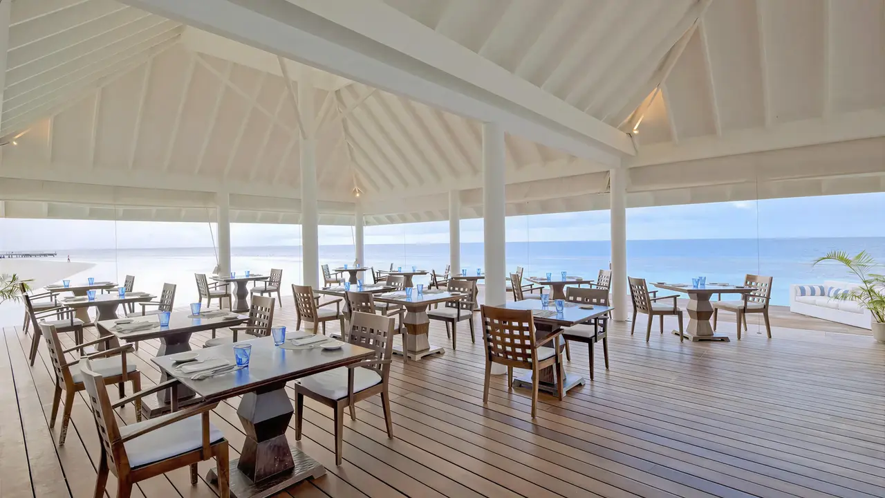 Restauracja z widokiem na morze w Diamonds Athuruga Beach & Water Villas