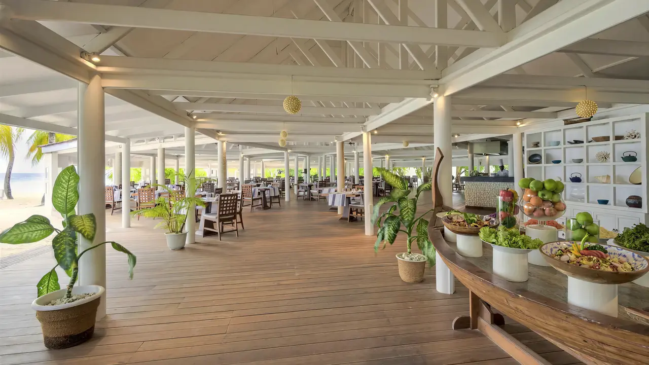 Restauracja w Diamonds Athuruga Beach & Water Villas z widokiem na plażę