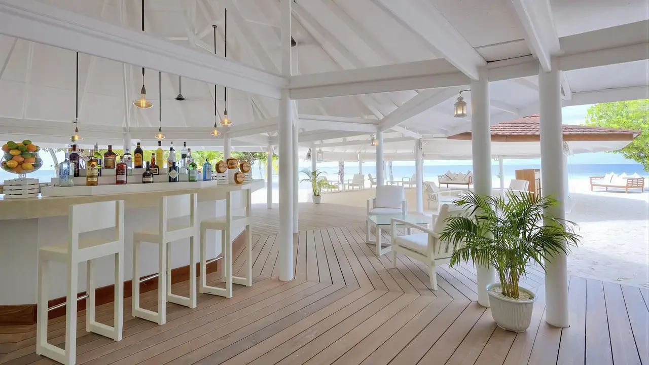 Biały bar nad brzegiem morza w Diamonds Athuruga Beach & Water Villas