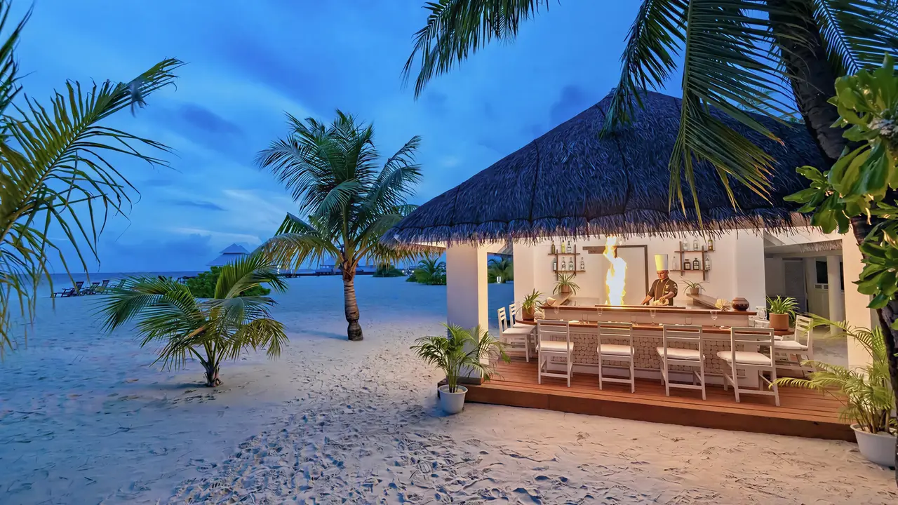 Bar na plaży w Diamonds Athuruga Beach & Water Villas