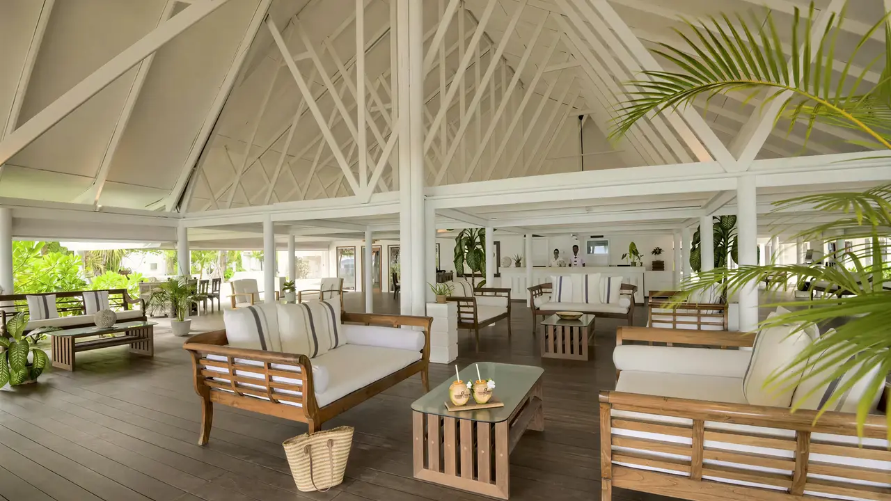 Jasny salon wypoczynkowy w Diamonds Athuruga Beach & Water Villas