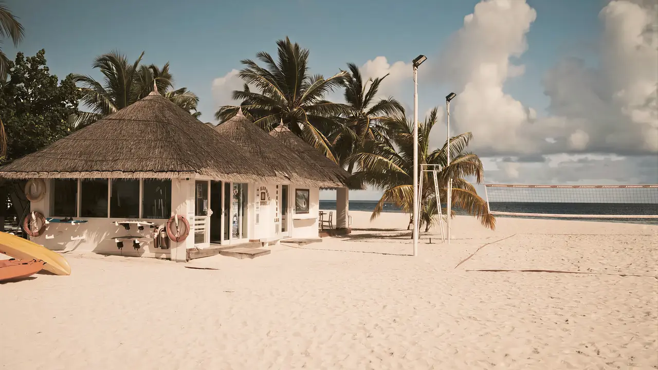 Plaża i pawilon w Diamonds Athuruga Beach & Water Villas