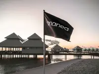 Widok na kompleks Diamonds Athuruga Beach & Water Villas nad wodą