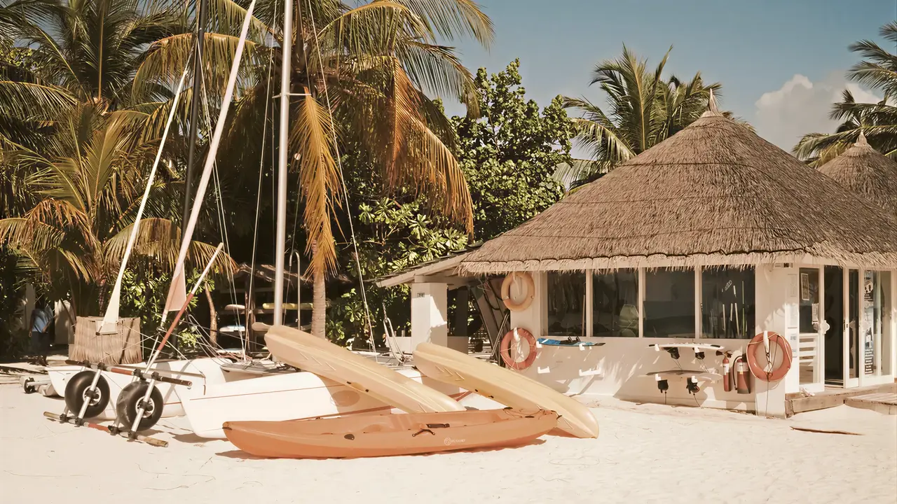 Sprzęt wodny na plaży w Diamonds Athuruga Beach & Water Villas