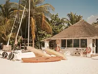 Sprzęt wodny na plaży w Diamonds Athuruga Beach & Water Villas