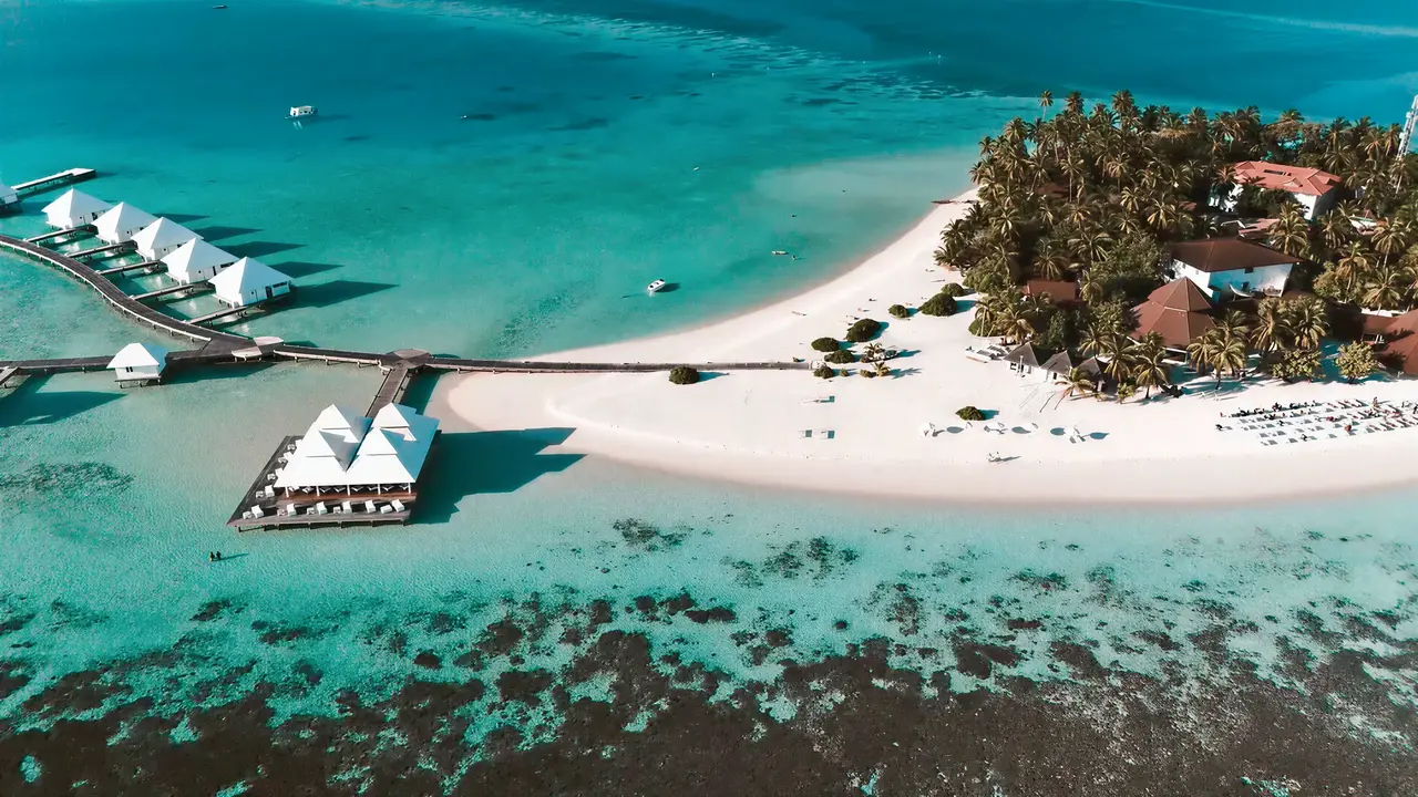 Widok z lotu ptaka na Diamonds Athuruga Beach & Water Villas