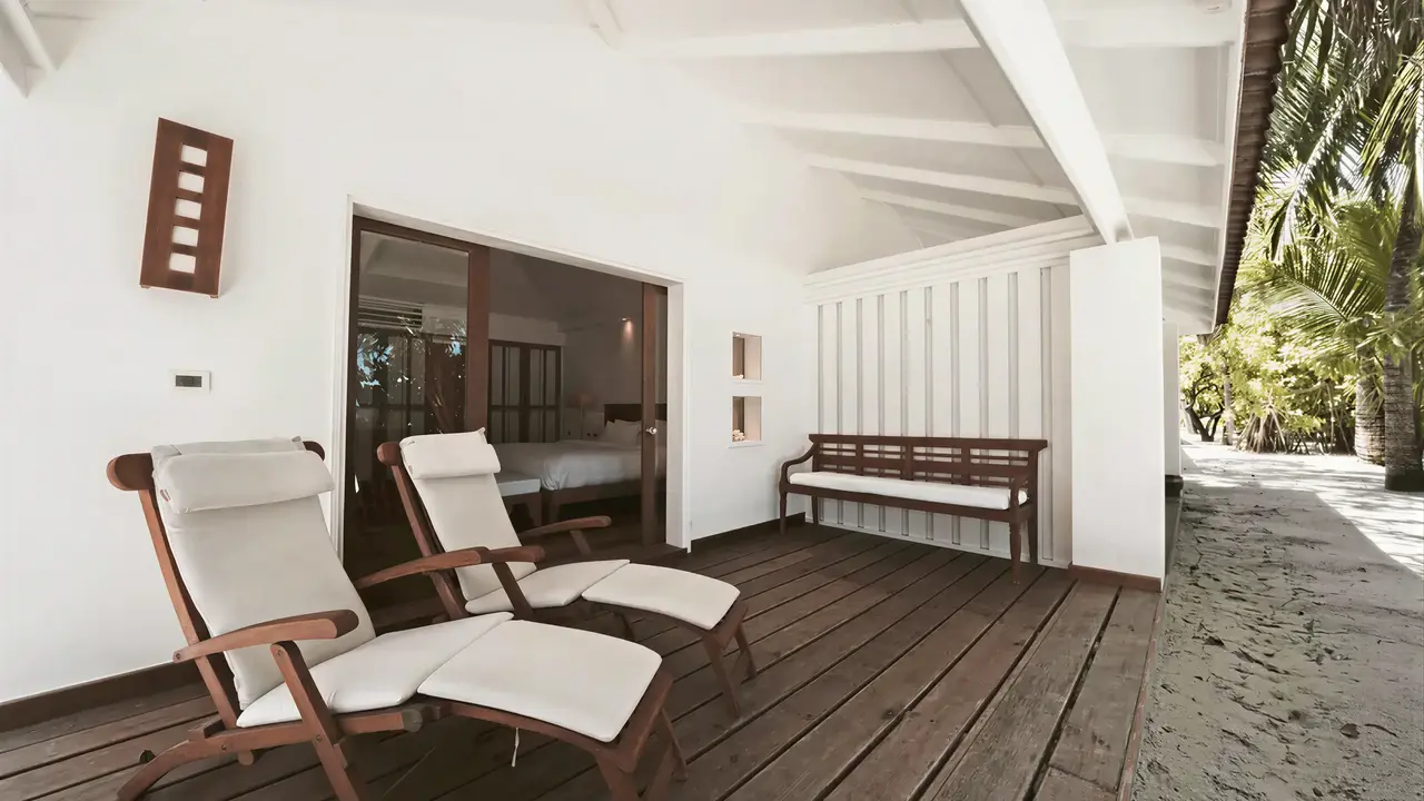 Prywatny taras z leżakami w Diamonds Athuruga Beach & Water Villas
