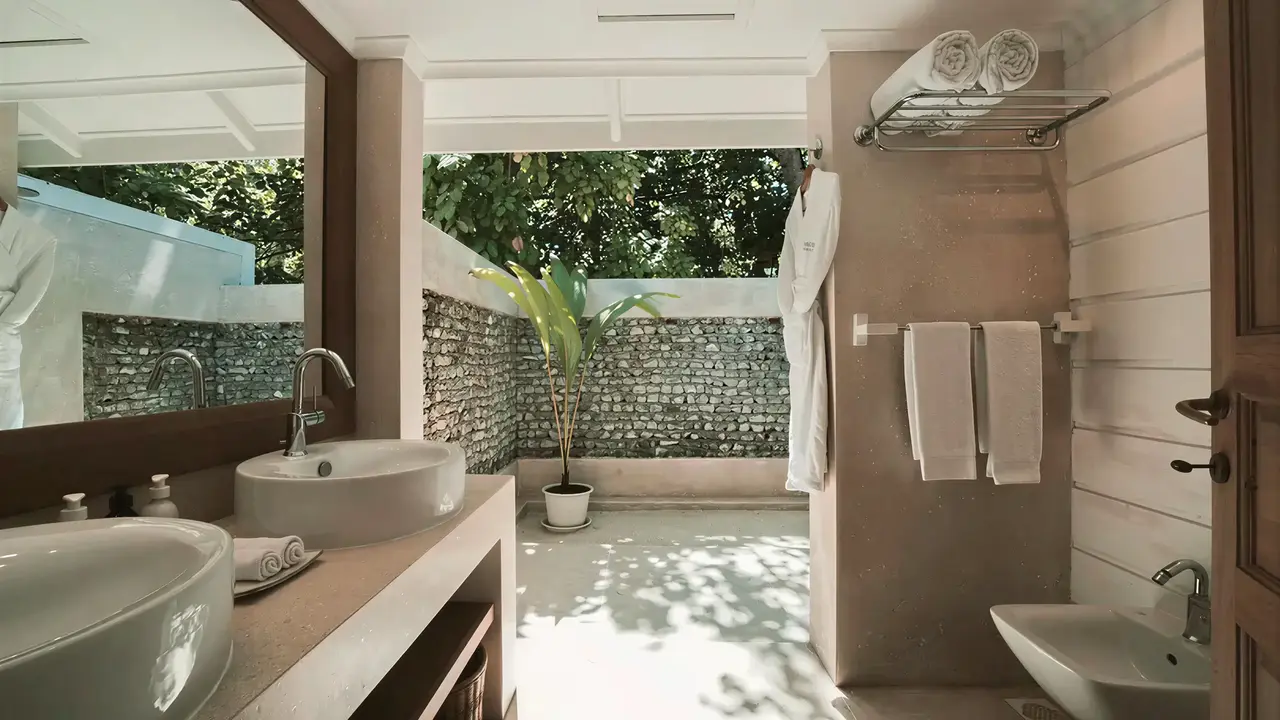 Nowoczesna łazienka w Diamonds Athuruga Beach & Water Villas z widokiem na zewnątrz