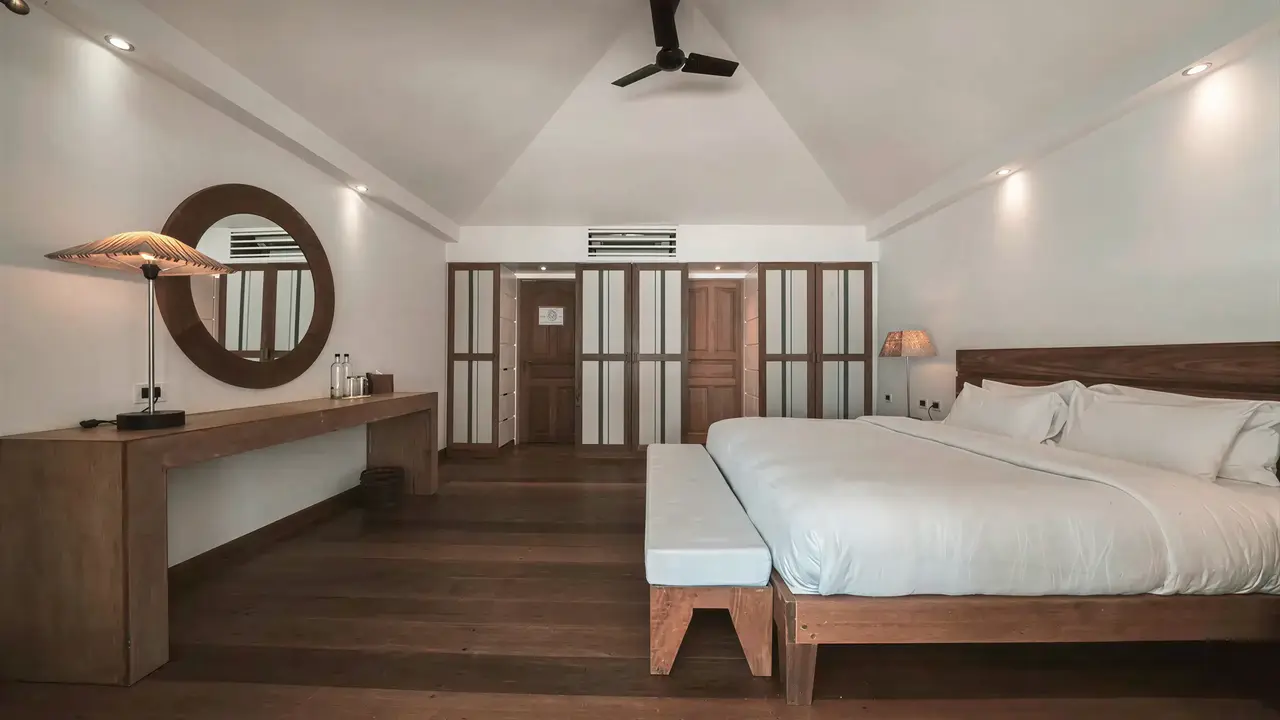Sypialnia z dużym łóżkiem w Diamonds Athuruga Beach & Water Villas