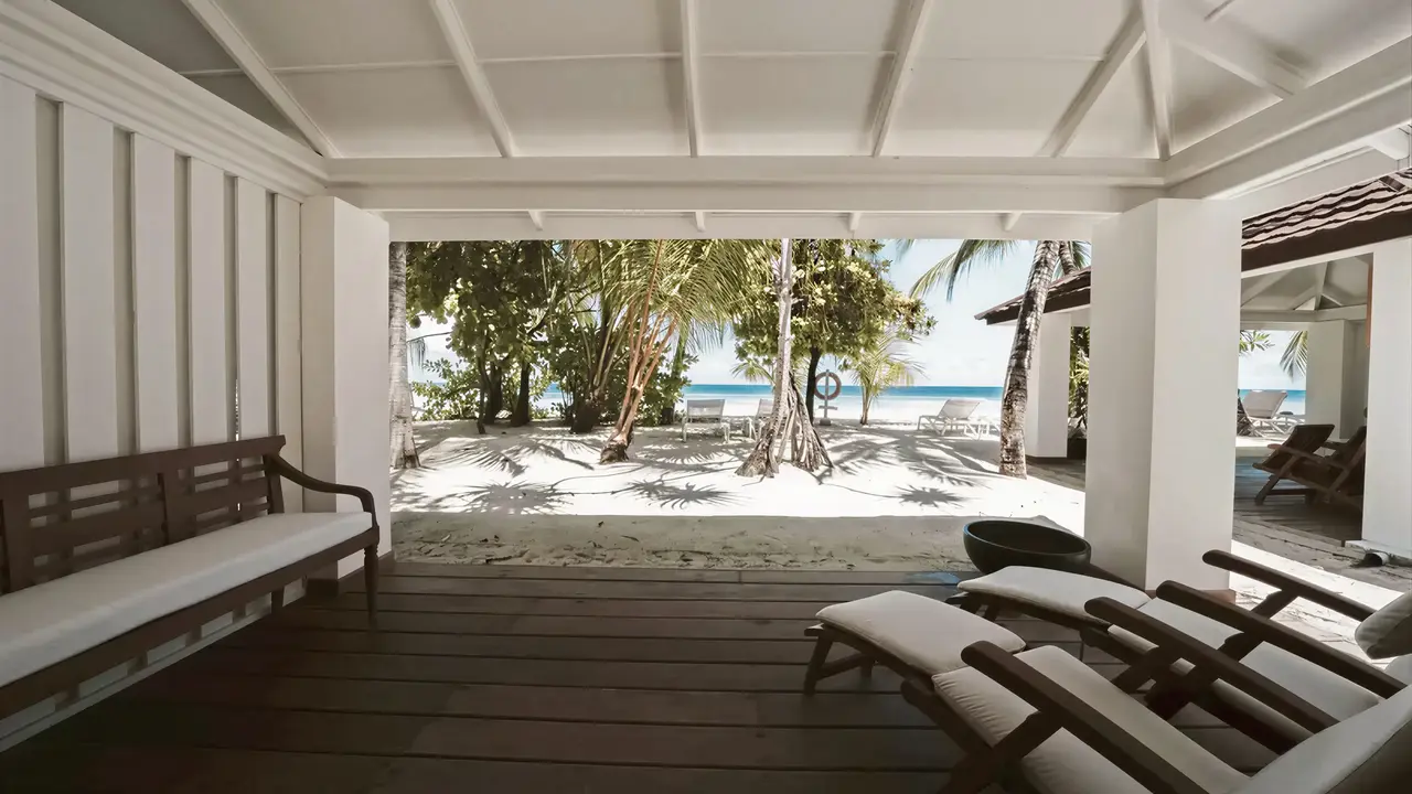 Widok na plażę z tarasu w Diamonds Athuruga Beach & Water Villas