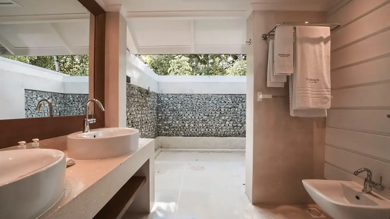Łazienka w hotelu Diamonds Athuruga Beach & Water Villas z dwiema umywalkami