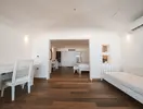 Wnętrze pokoju w Diamonds Athuruga Beach & Water Villas z białymi meblami