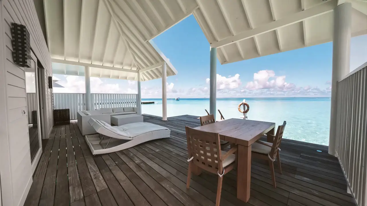 Taras z widokiem na morze w Diamonds Athuruga Beach & Water Villas