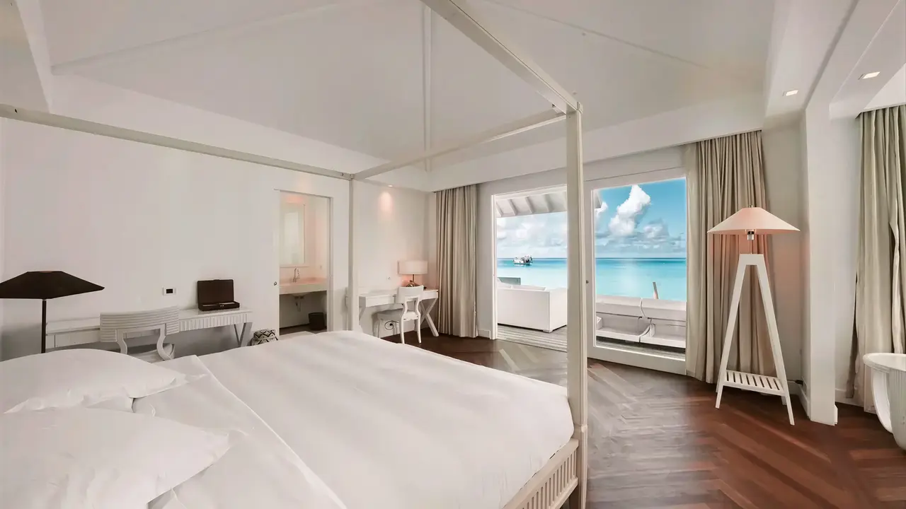 Jasna sypialnia z widokiem w Diamonds Athuruga Beach & Water Villas