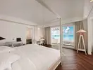 Jasna sypialnia z widokiem w Diamonds Athuruga Beach & Water Villas