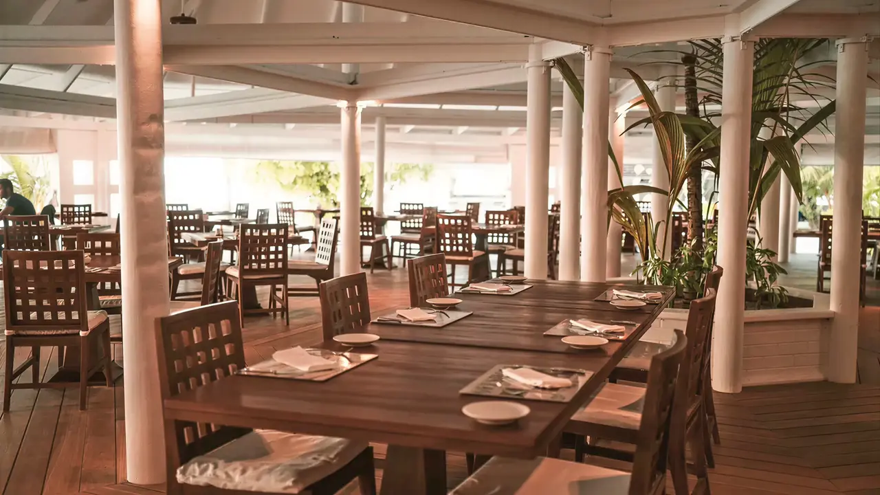 Restauracja w Diamonds Athuruga Beach & Water Villas z ustawionymi stołami
