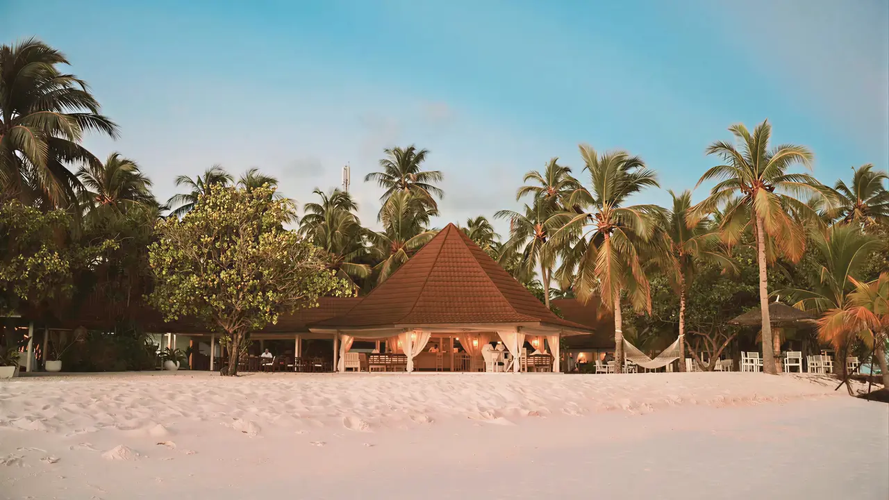 Biała plaża i pawilon w Diamonds Athuruga Beach & Water Villas