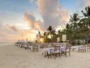 Restauracja na plaży w Diamonds Athuruga Beach & Water Villas o zachodzie słońca