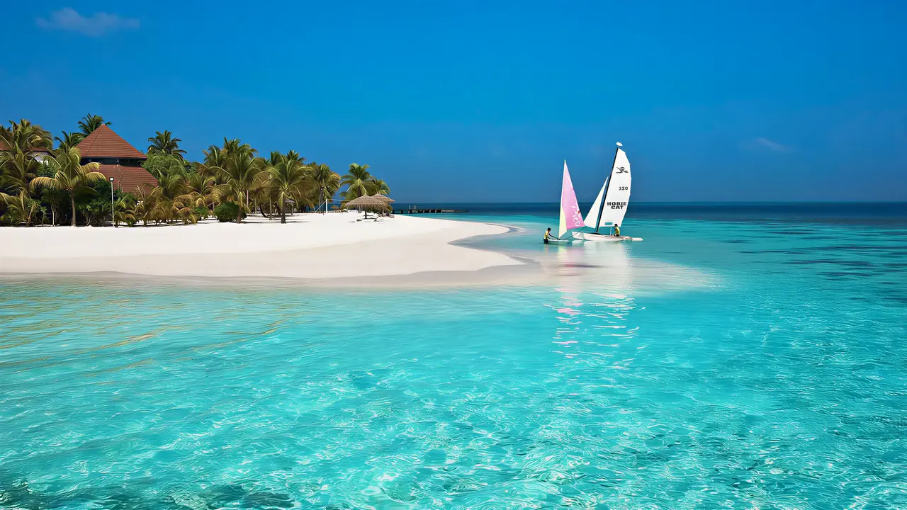 Windsurfing w turkusowej wodzie przy Diamonds Athuruga Beach & Water Villas