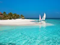 Windsurfing w turkusowej wodzie przy Diamonds Athuruga Beach & Water Villas