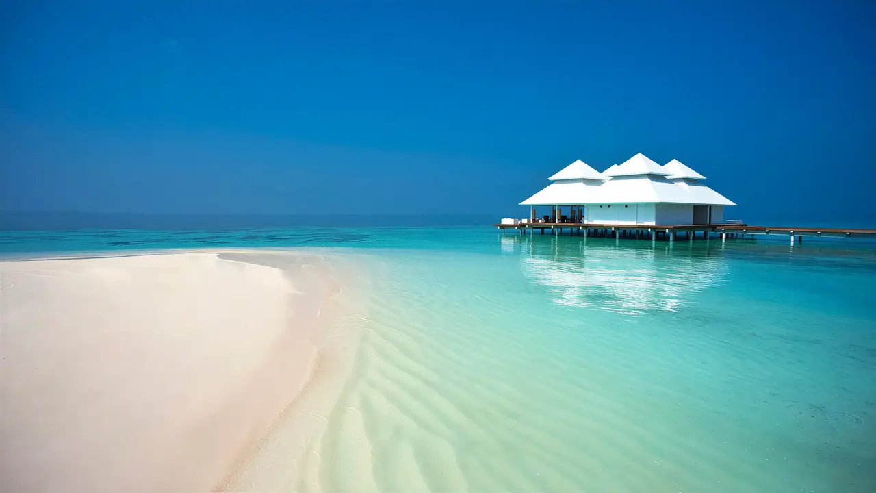 Biała plaża i woda w Diamonds Athuruga Beach & Water Villas