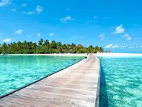 Widok na kompleks Diamonds Athuruga Beach & Water Villas z pomostu