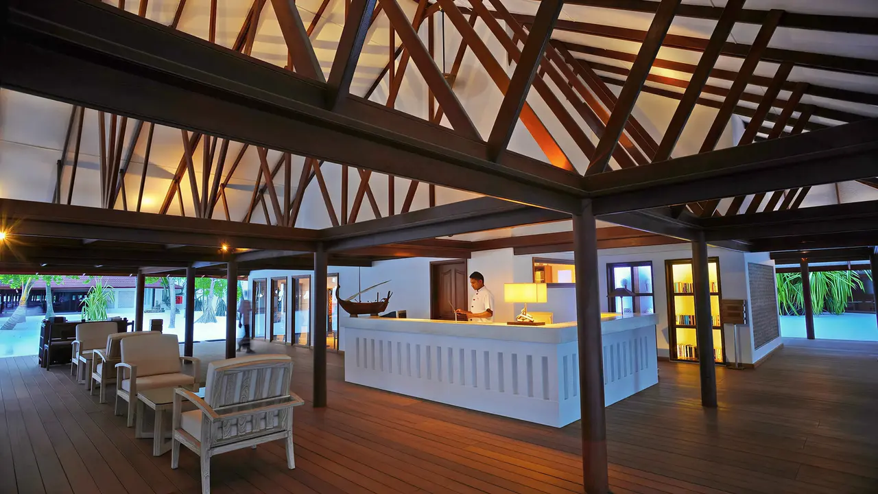 Recepcja i strefa wypoczynku w Diamonds Athuruga Beach & Water Villas