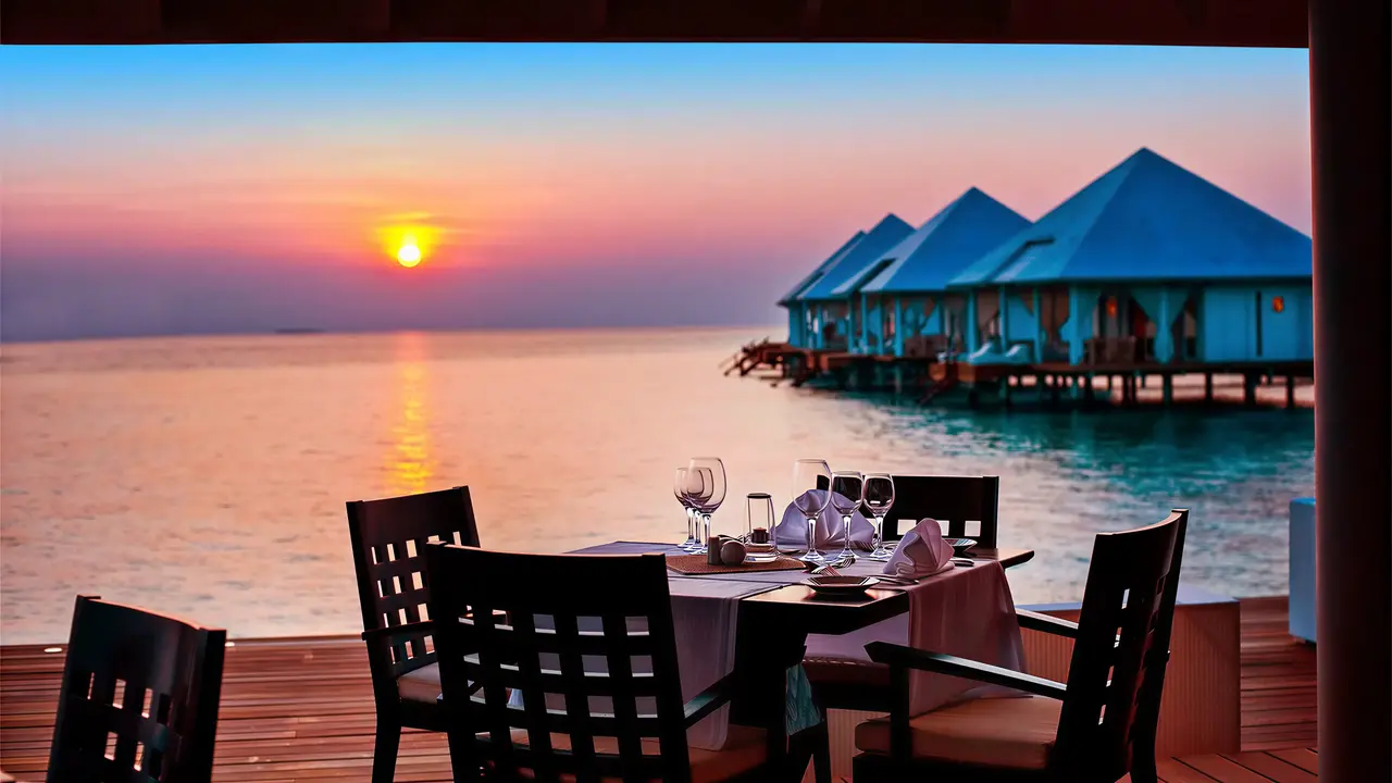 Stolik kolacyjny z widokiem na zachód Diamonds Athuruga Beach & Water Villas