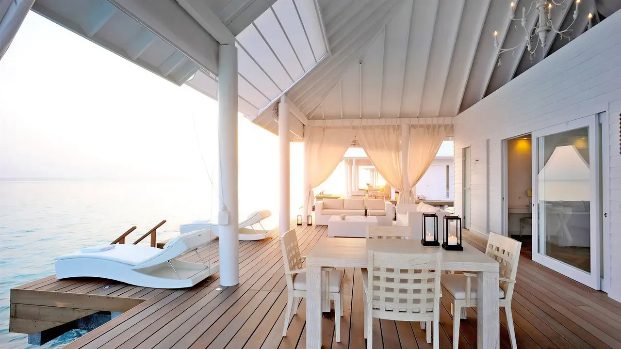 Taras z widokiem na morze w Diamonds Athuruga Beach & Water Villas