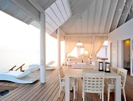 Taras z widokiem na morze w Diamonds Athuruga Beach & Water Villas