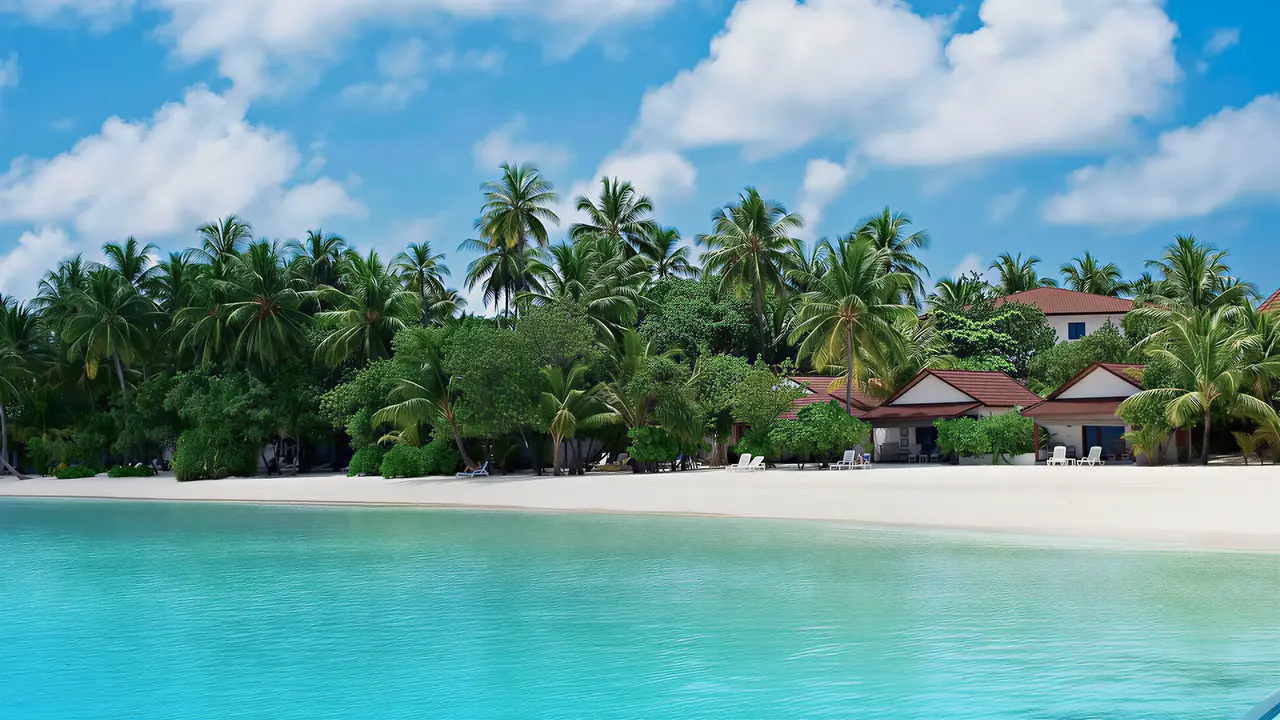 Biała plaża i turkusowa woda w Diamonds Athuruga Beach & Water Villas