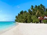 Biała piaszczysta plaża w Diamonds Athuruga Beach & Water Villas
