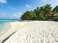 Biała piaszczysta plaża w Diamonds Athuruga Beach & Water Villas