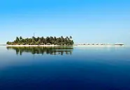 Widok na kompleks Diamonds Athuruga Beach & Water Villas na wyspie