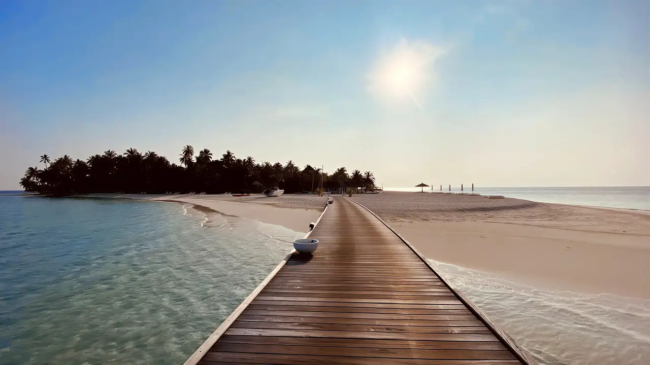Drewniana kładka na plaży w Diamonds Athuruga Beach & Water Villas