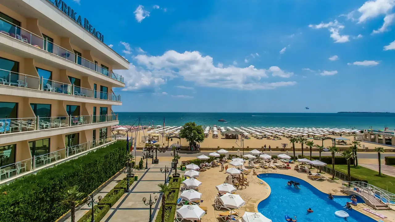 Widok na budynek i basen w DIT Evrika Beach Club